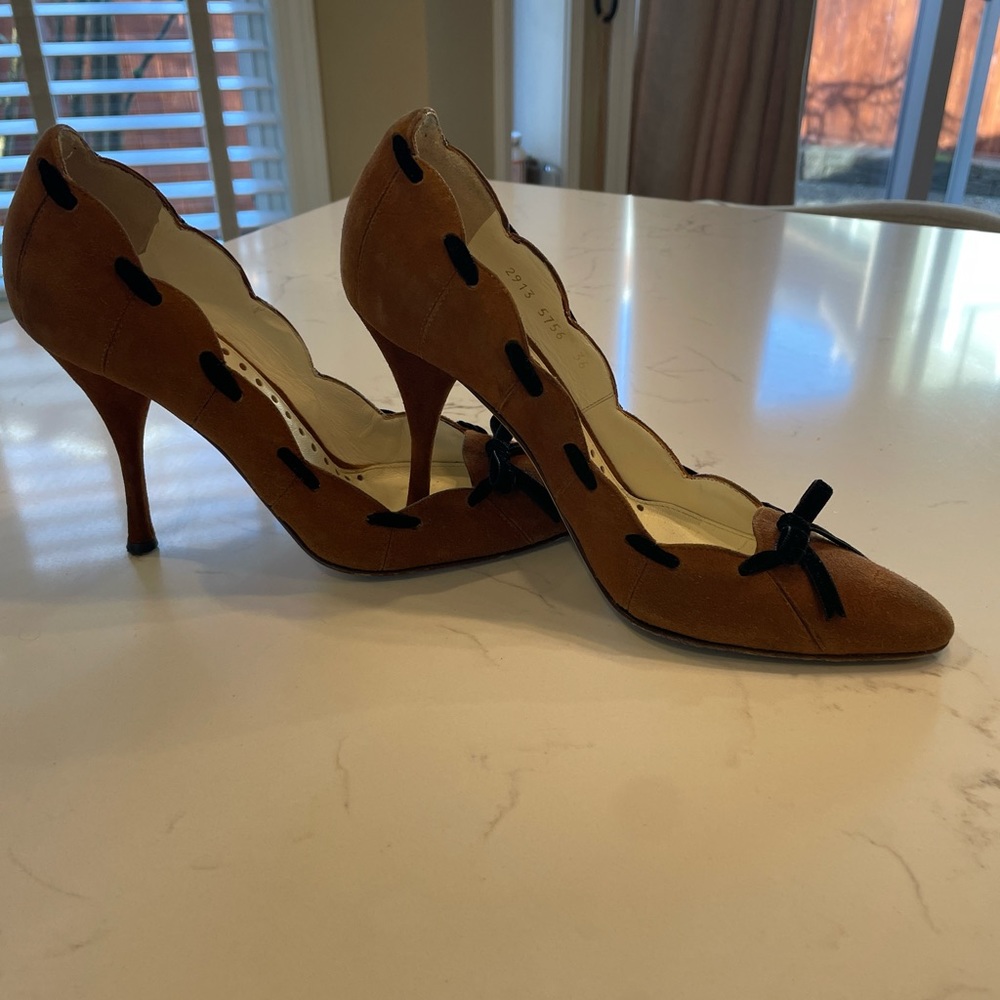 Yves St. Laurent pump